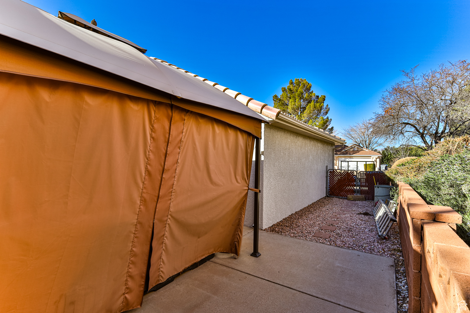 PARADISE WEST 2 - Residential