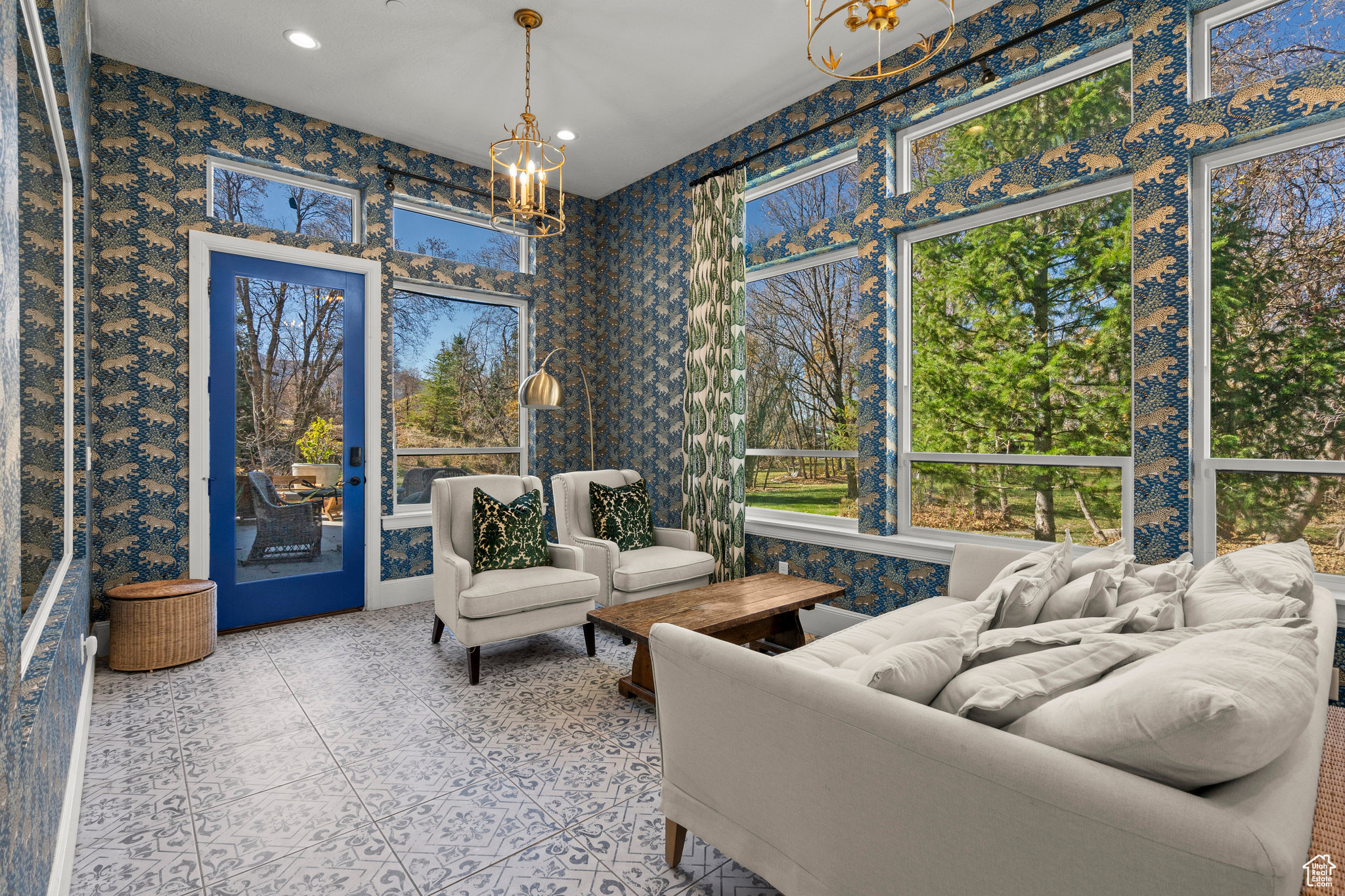 WOODLAND HILLS - Residential