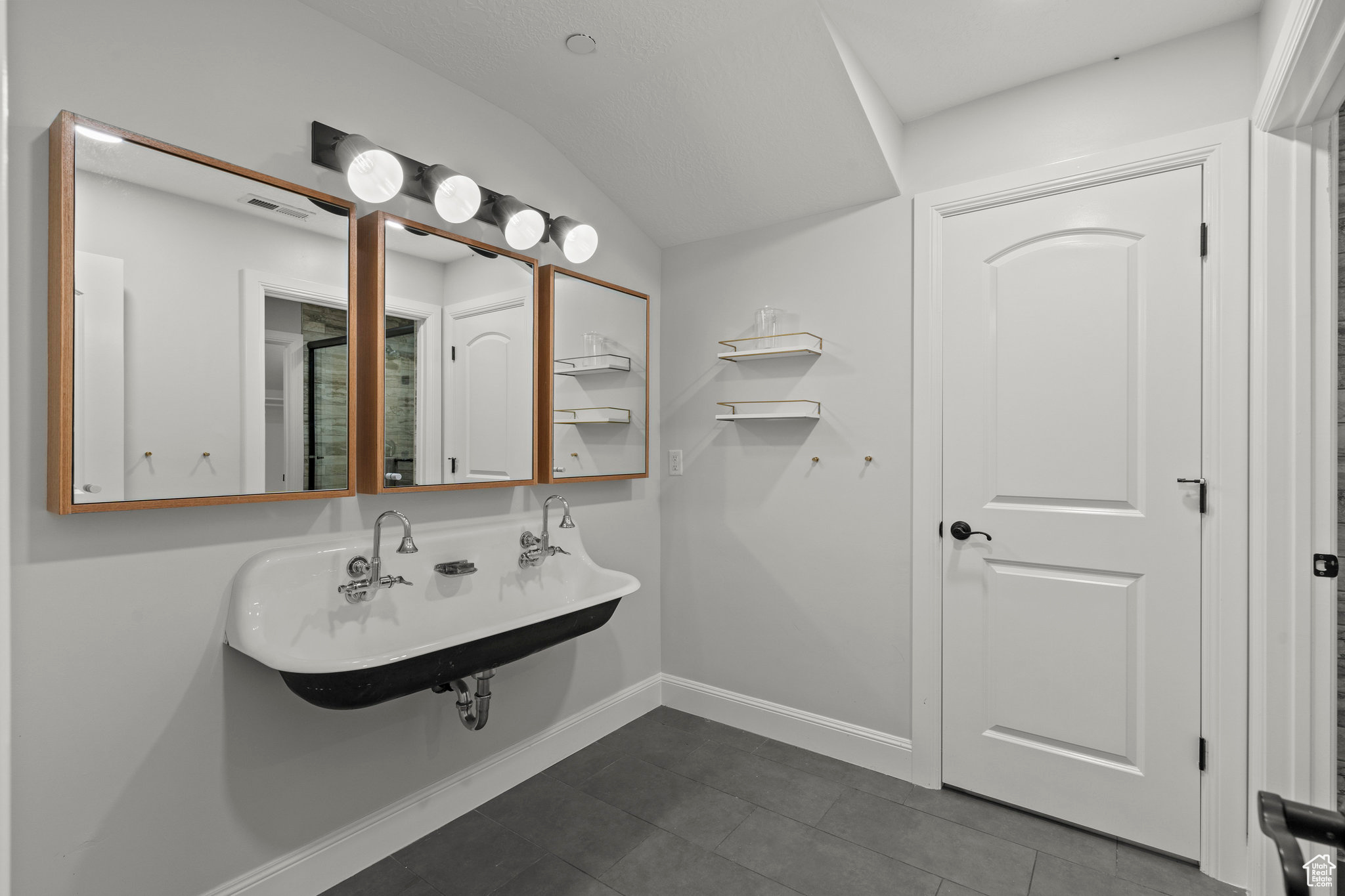 WOODLAND HILLS - Residential