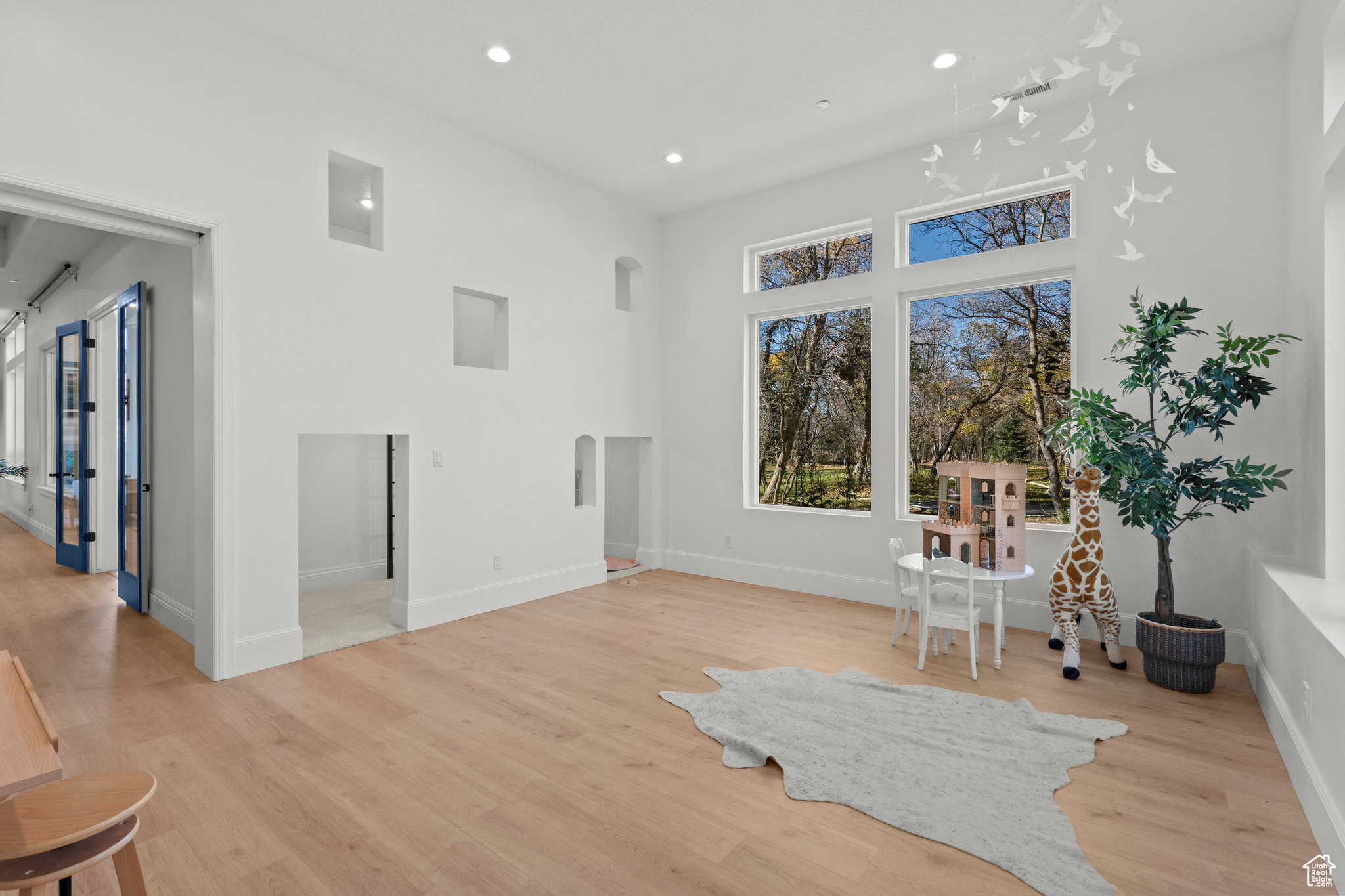 WOODLAND HILLS - Residential