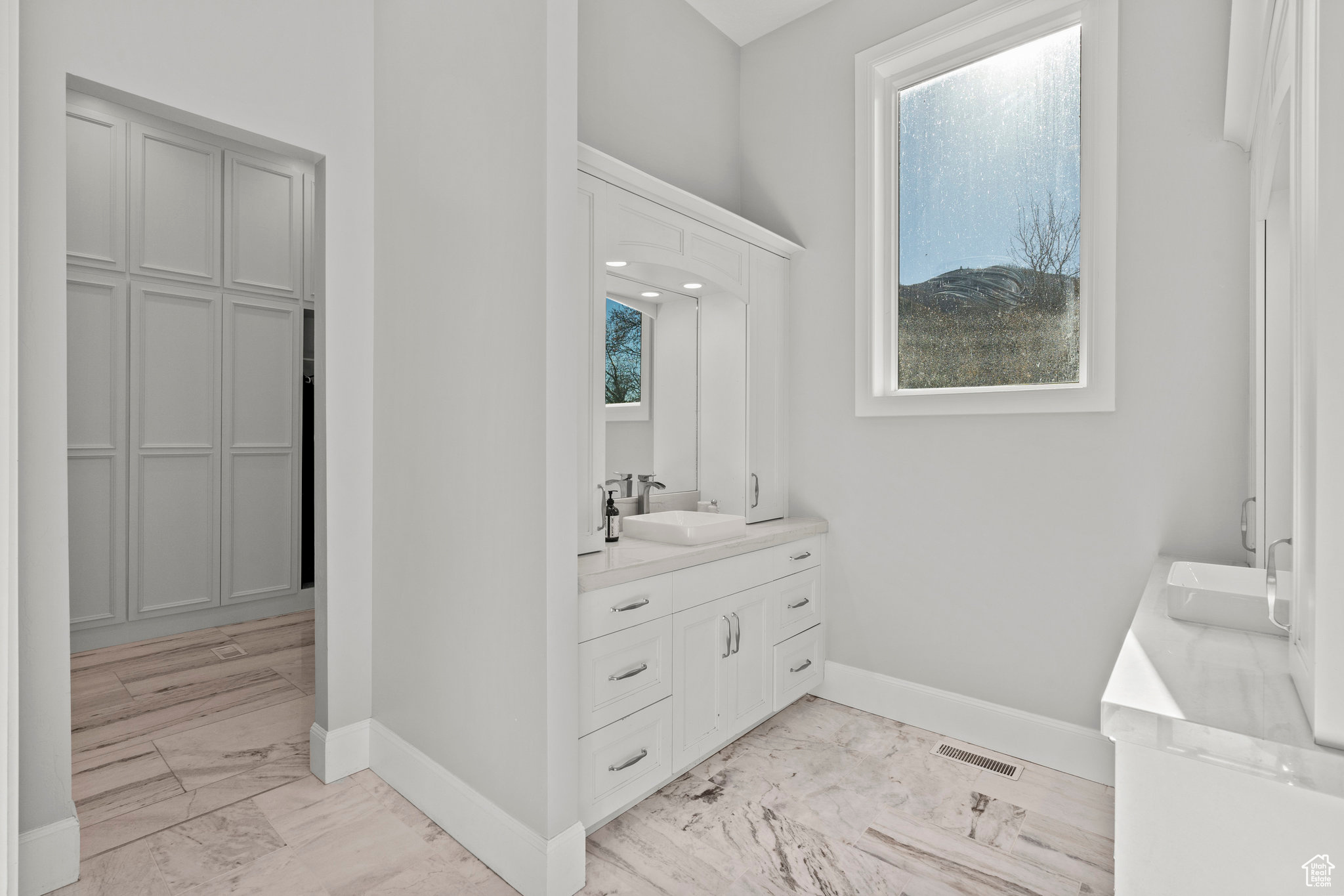 WOODLAND HILLS - Residential