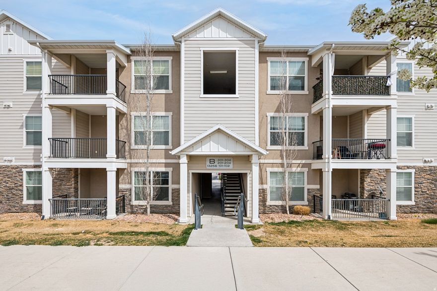 Top-level living in Horizon Heights! This well-maintained Herriman condo offers 3 bedrooms, 2 bathrooms, and a spacious family room with vaulted ceilings. The kitchen features gray cabinetry, gold hardware, and stainless steel appliances for a modern touch. Enjoy easy access to shopping, dining, and entertainment, plus community perks like a pool, clubhouse, and playground. Come see it for yourself!