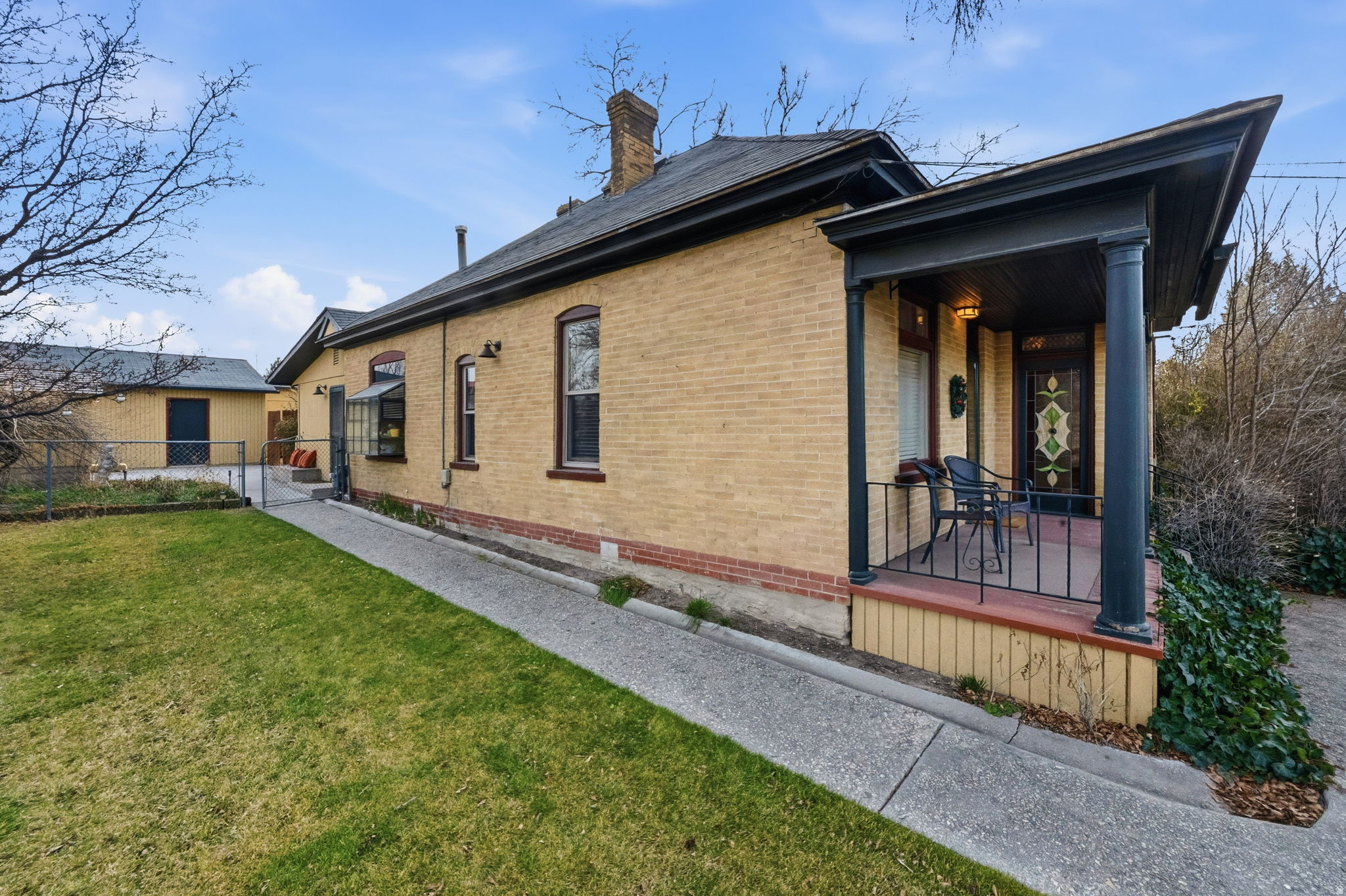 Main image without alt text