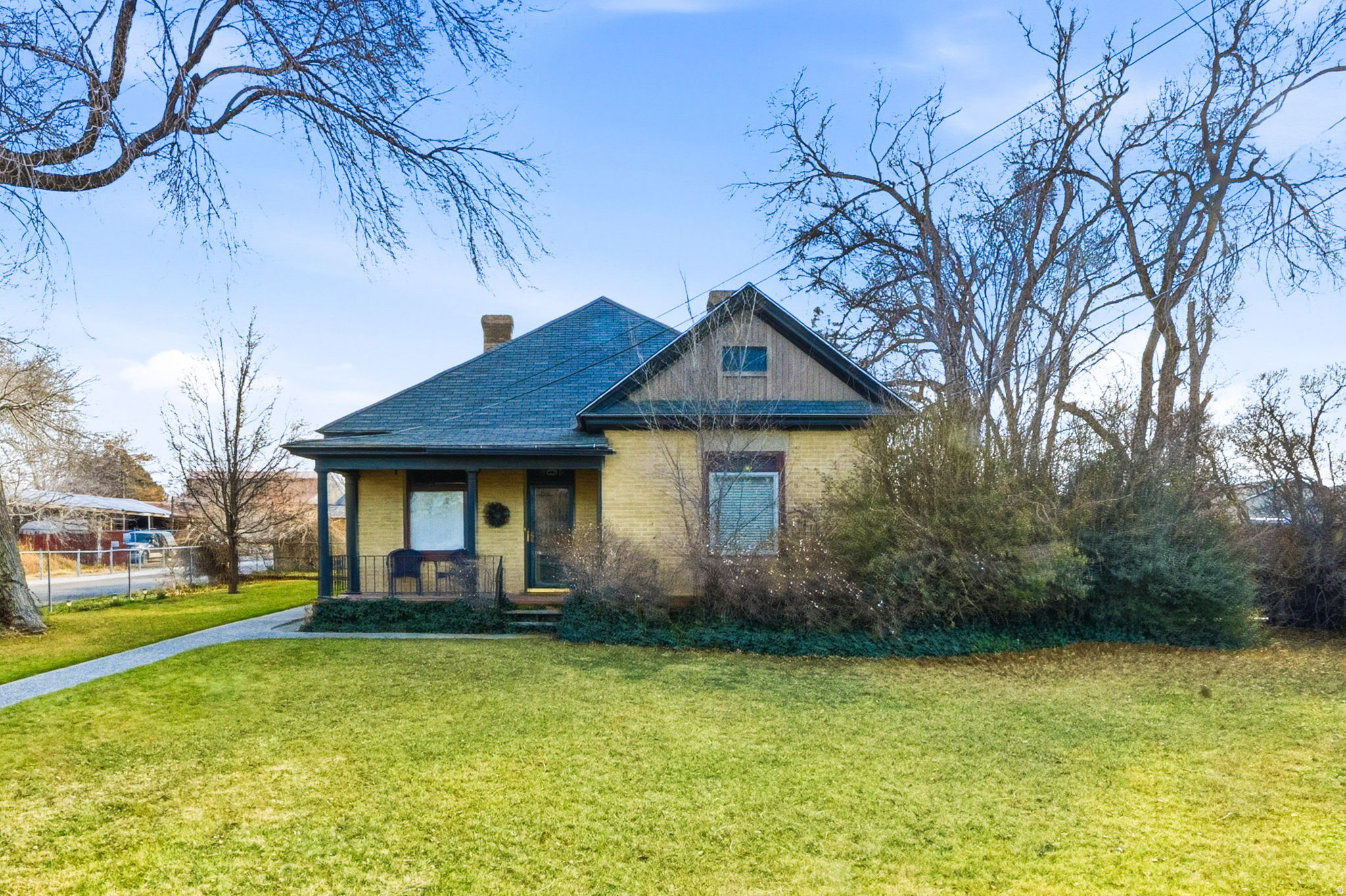 Main image without alt text