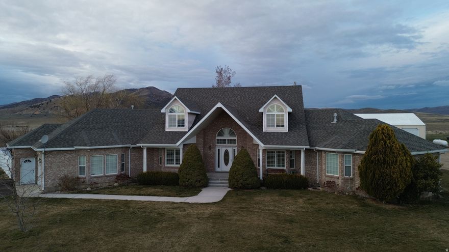 Square footage figures are provided as a courtesy estimate only and were obtained from Oneida County.  Buyer is advised to obtain an independent measurement.