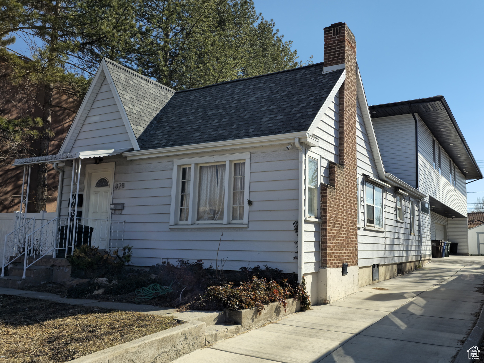 Main image without alt text