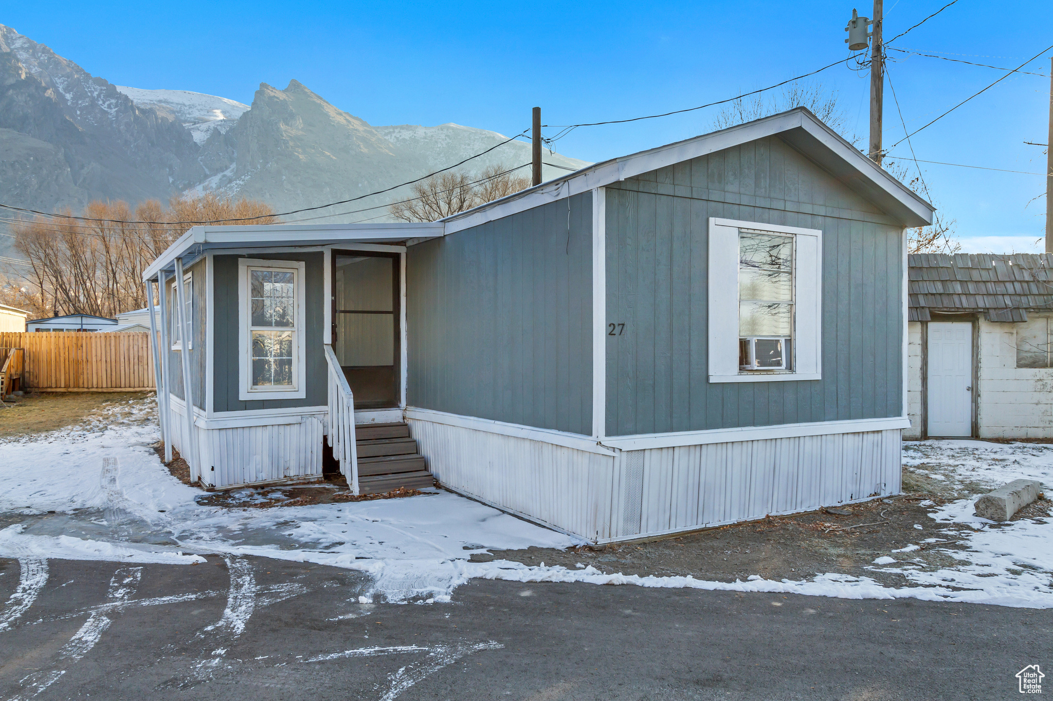 Darling unit with a sun porch! Very clean and well kept. Great layout with 3 bedrooms and 2 bathrooms and in unit laundry. Must see!