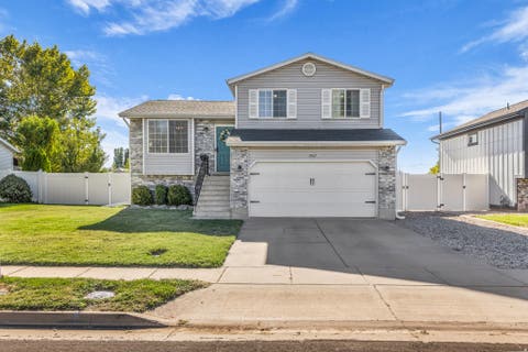 Photo of 1927 N 950 W, Clinton, UT 84015 (MLS # 2180177)