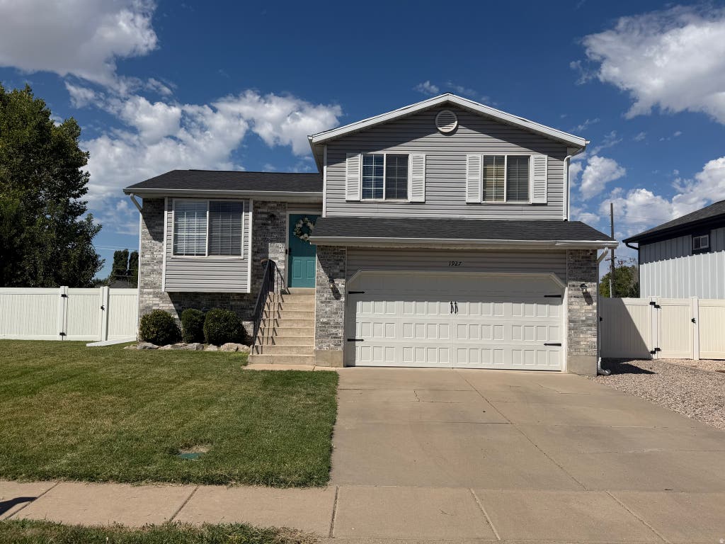 Photo of 1927 N 950 W, Clinton, UT 84015 (MLS # 2180177)