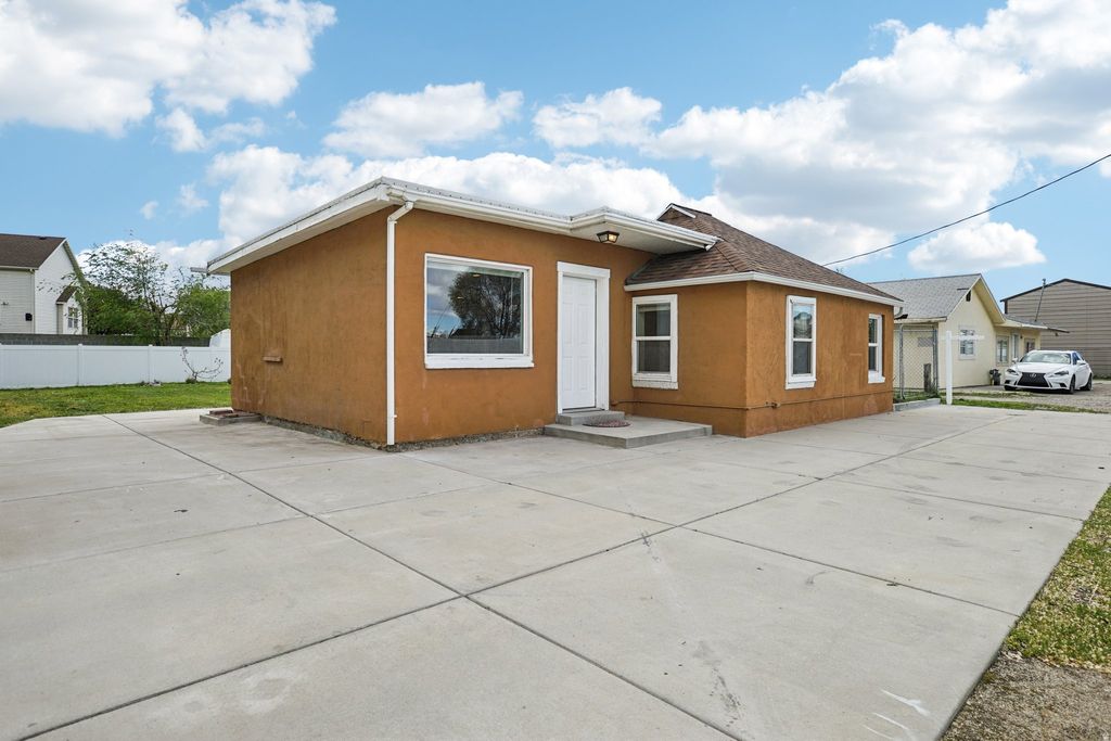 Photo of 1077 S PROSPECT ST #B, Salt Lake City, UT 84104 (MLS # 2150838)