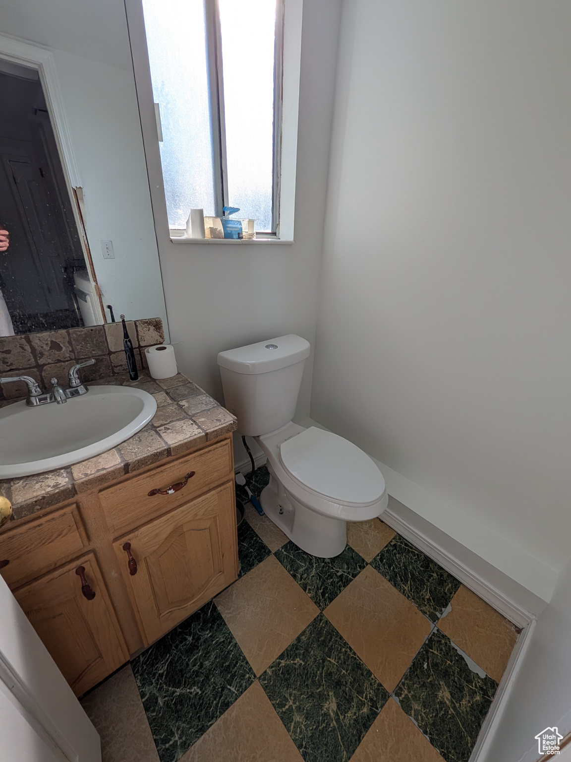 Main image without alt text