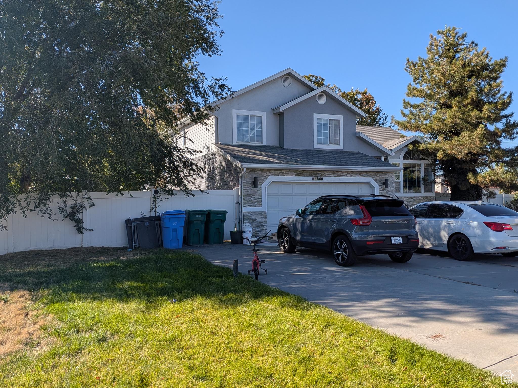 Main image without alt text