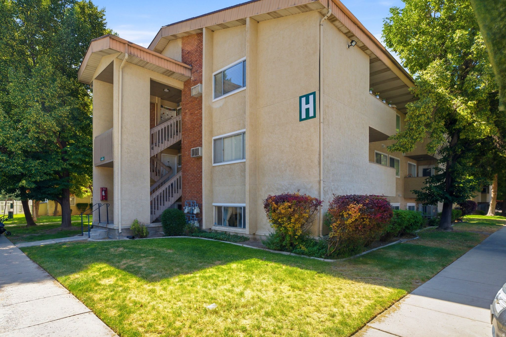 Photo 1 of 17 — 1825 W 7600 S H103, West Jordan, UT 84084