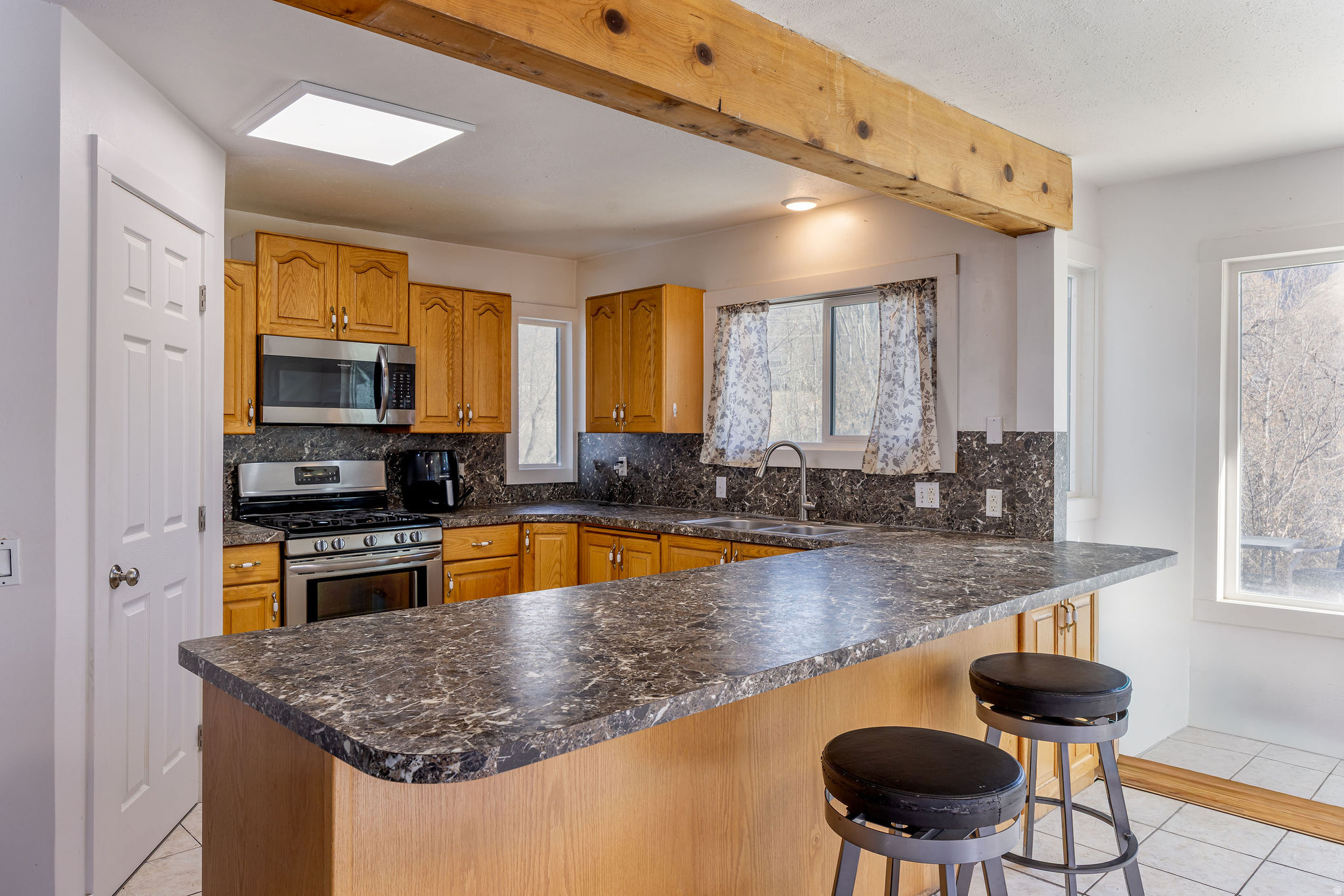 Main image without alt text