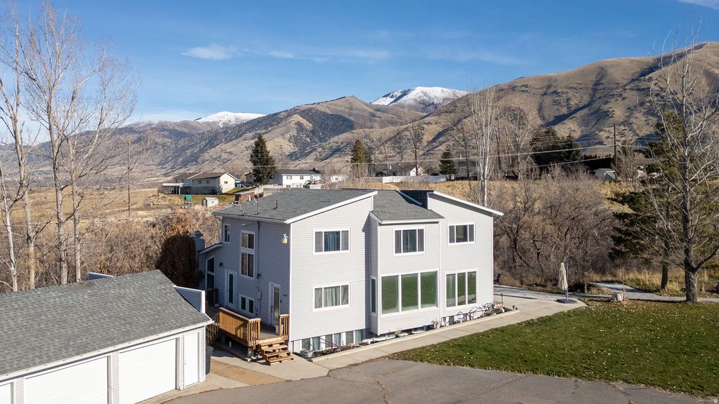 Photo of 415 E PANORAMIC DR N, Hyrum, UT 84319 (MLS # 2129267)