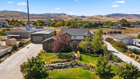 Photo of 15258 S MOUNTAINSIDE DR W, Bluffdale, UT 84065 (MLS # 2127915)