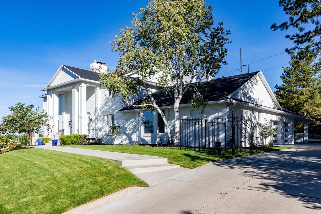 Photo of 325 N FEDERAL HEIGHTS CIR, Salt Lake City, UT 84103 (MLS # 2183428)