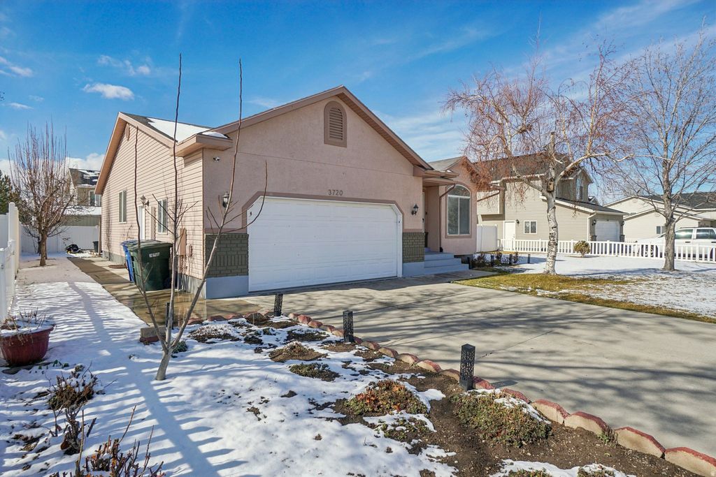 Photo of 3720 S HAMPSHIRE CIR, Salt Lake City, UT 84119 (MLS # 2139269)