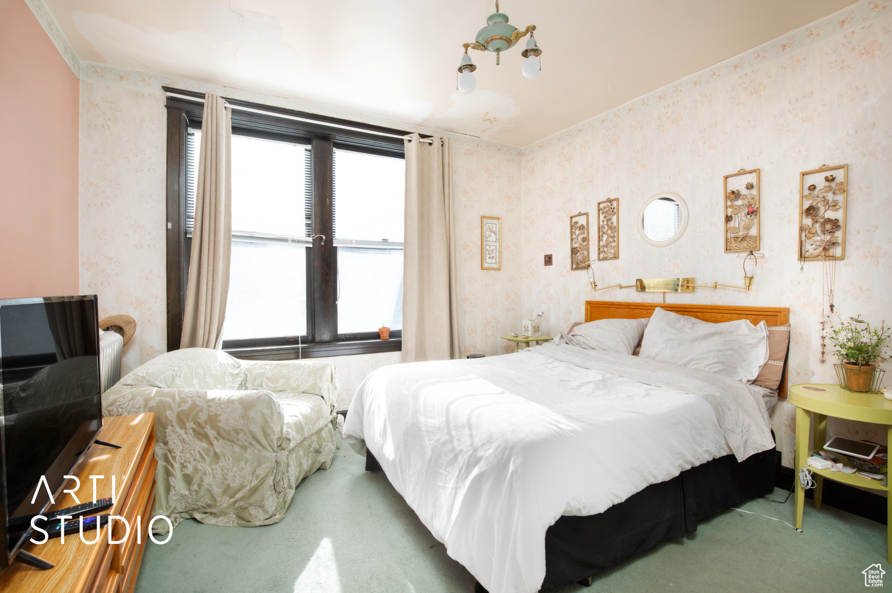 Main image without alt text