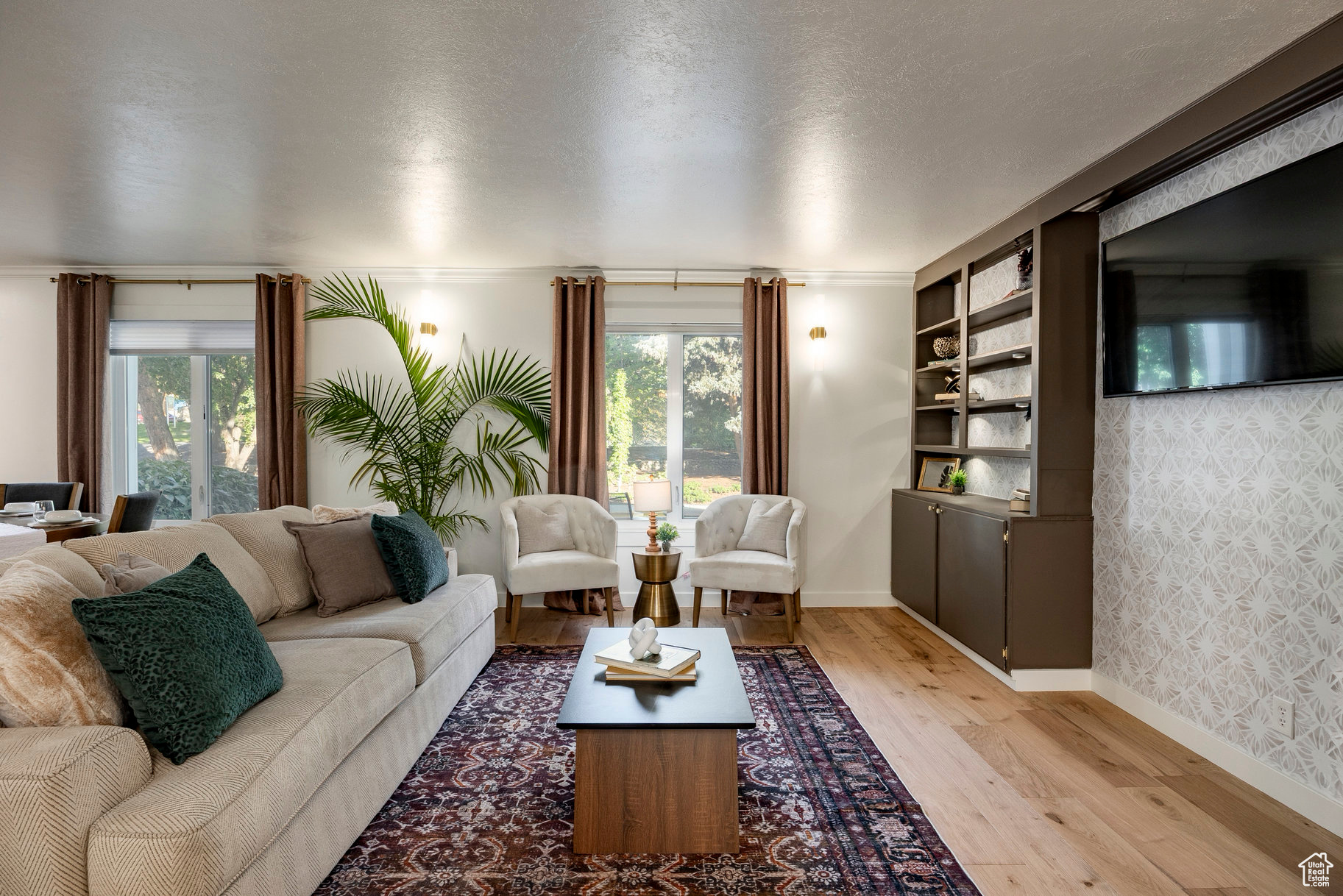 COLONIAL PINES - Residential