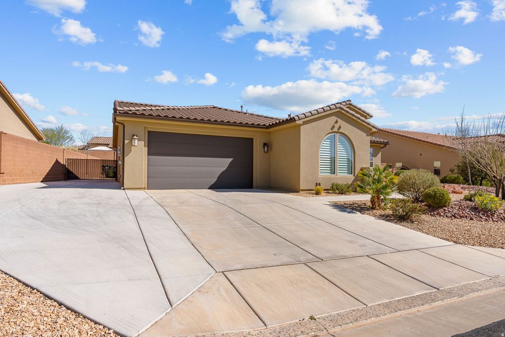 Photo of 1114 N VIA DEL SOL W, Washington, UT 84780 (MLS # 2142531)