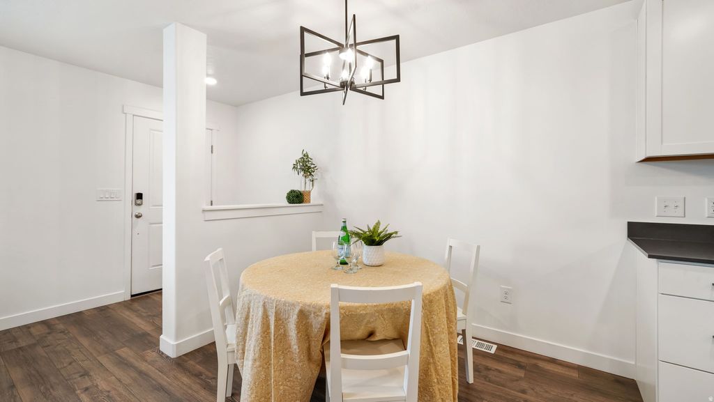 Photo of 274 N PORTSIDE LN, Saratoga Springs, UT 84045 (MLS # 2143115)