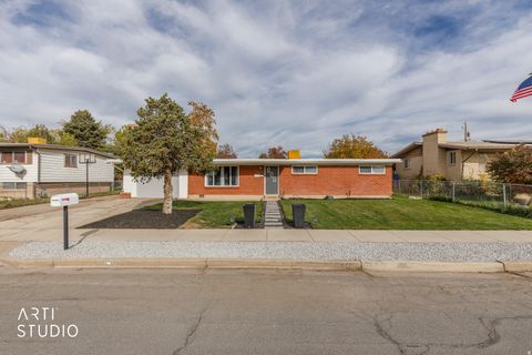 Tiny photo for 1916 W GREGORY DR, Layton, UT 84041 (MLS # 2121617)