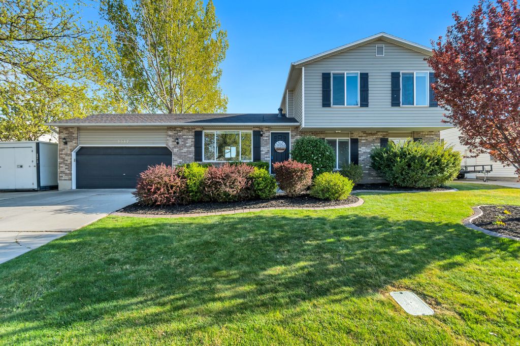 Photo of 2587 SILVER CREEK DR, Riverton, UT 84065 (MLS # 2149141)