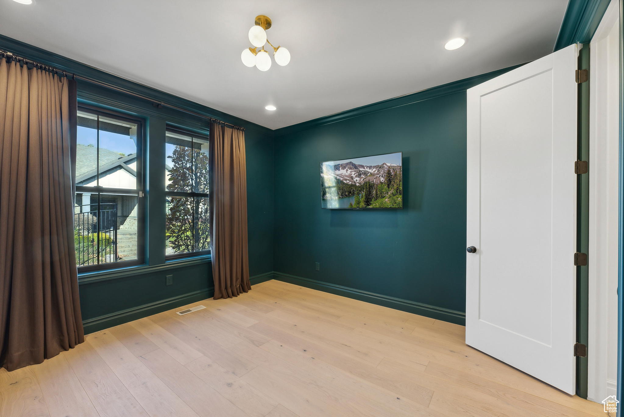 Salt Lake City, Utah 84117, United States, 6 Bedrooms Bedrooms, ,5 BathroomsBathrooms,Residential,Pending,33645