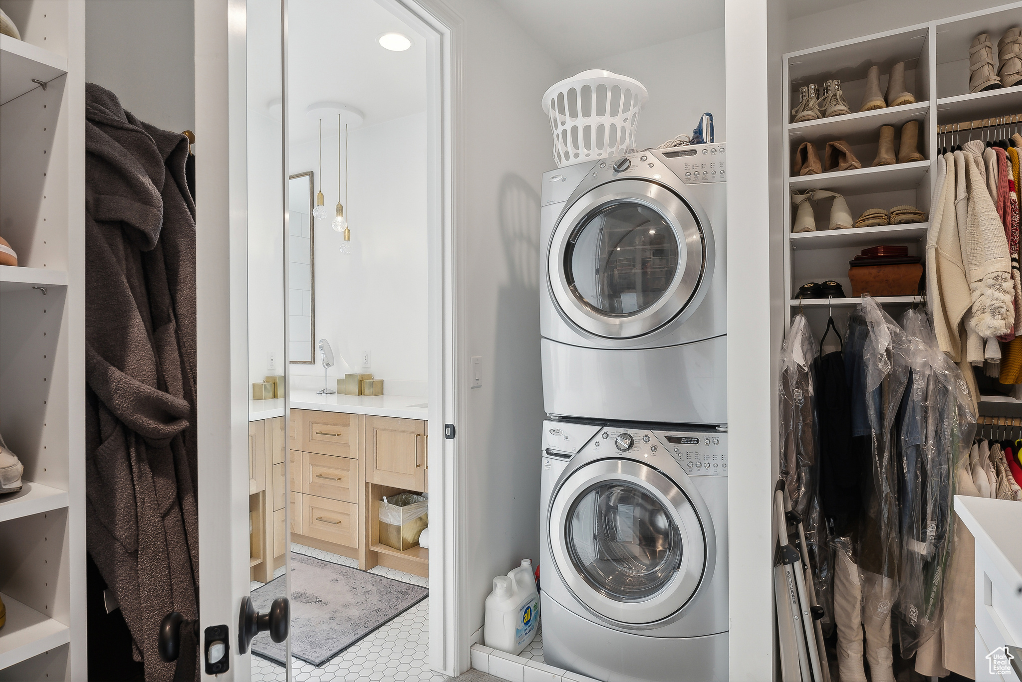 Salt Lake City, Utah 84117, United States, 6 Bedrooms Bedrooms, ,5 BathroomsBathrooms,Residential,Pending,33645