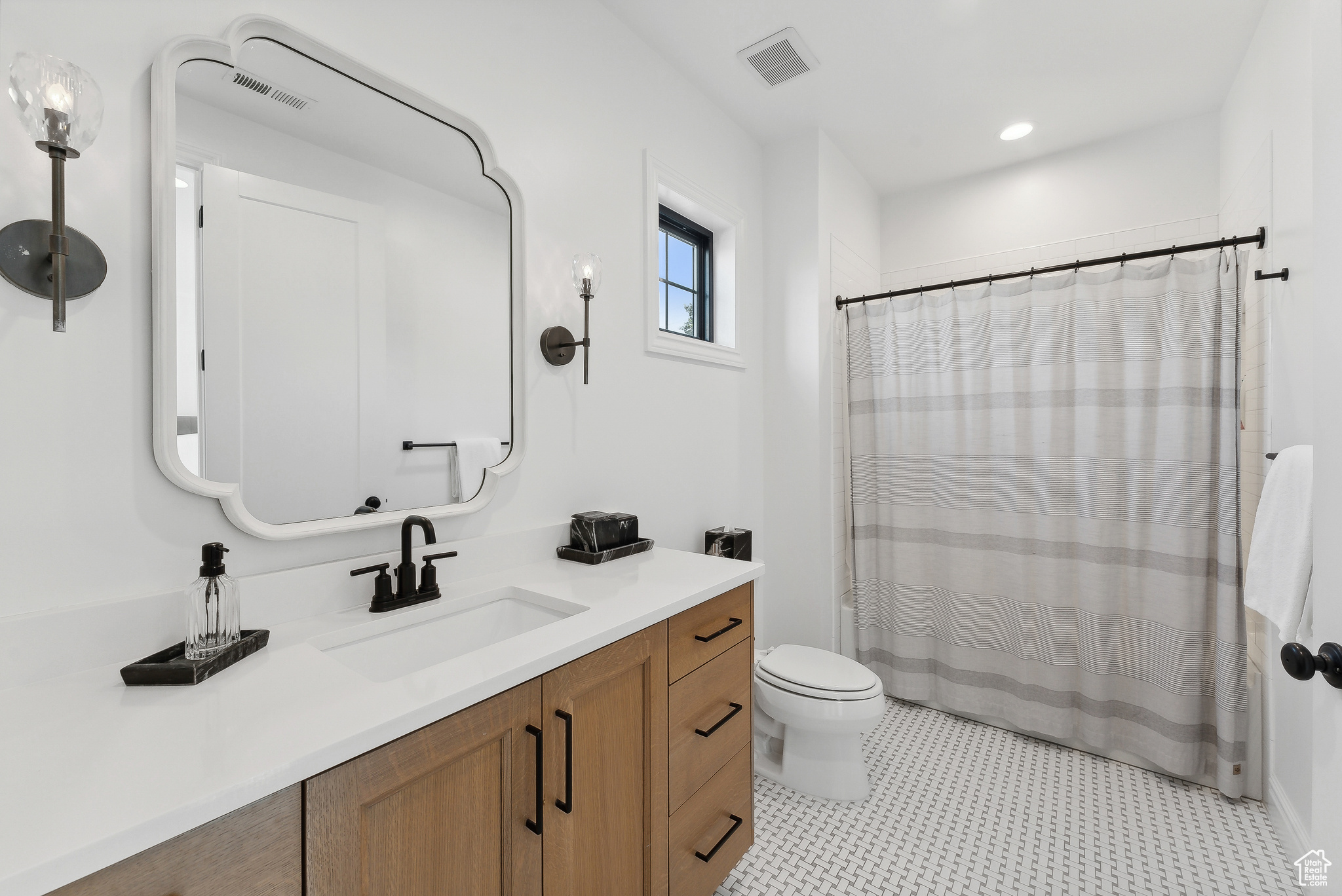 Salt Lake City, Utah 84117, United States, 6 Bedrooms Bedrooms, ,5 BathroomsBathrooms,Residential,Pending,33645