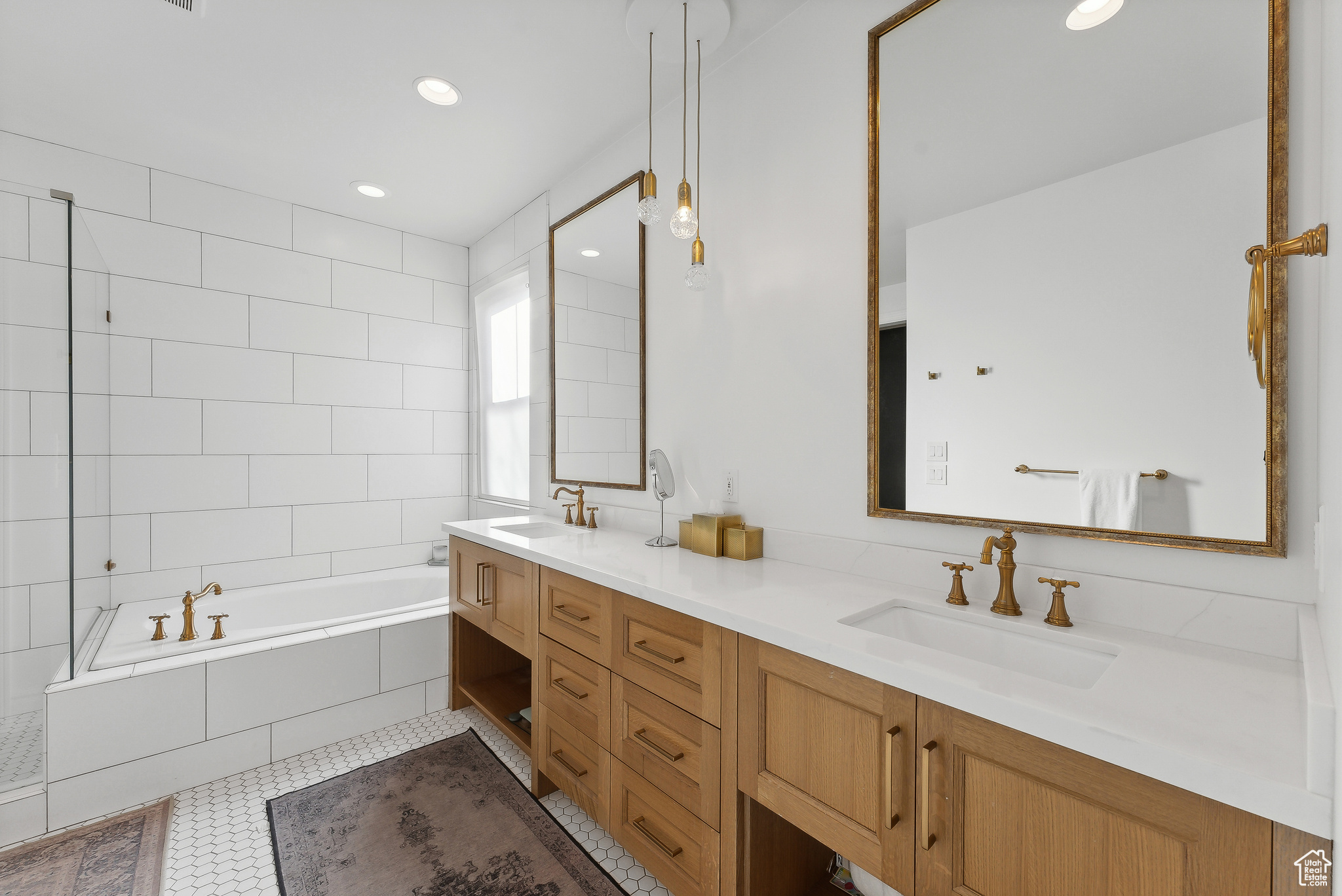 Salt Lake City, Utah 84117, United States, 6 Bedrooms Bedrooms, ,5 BathroomsBathrooms,Residential,Pending,33645