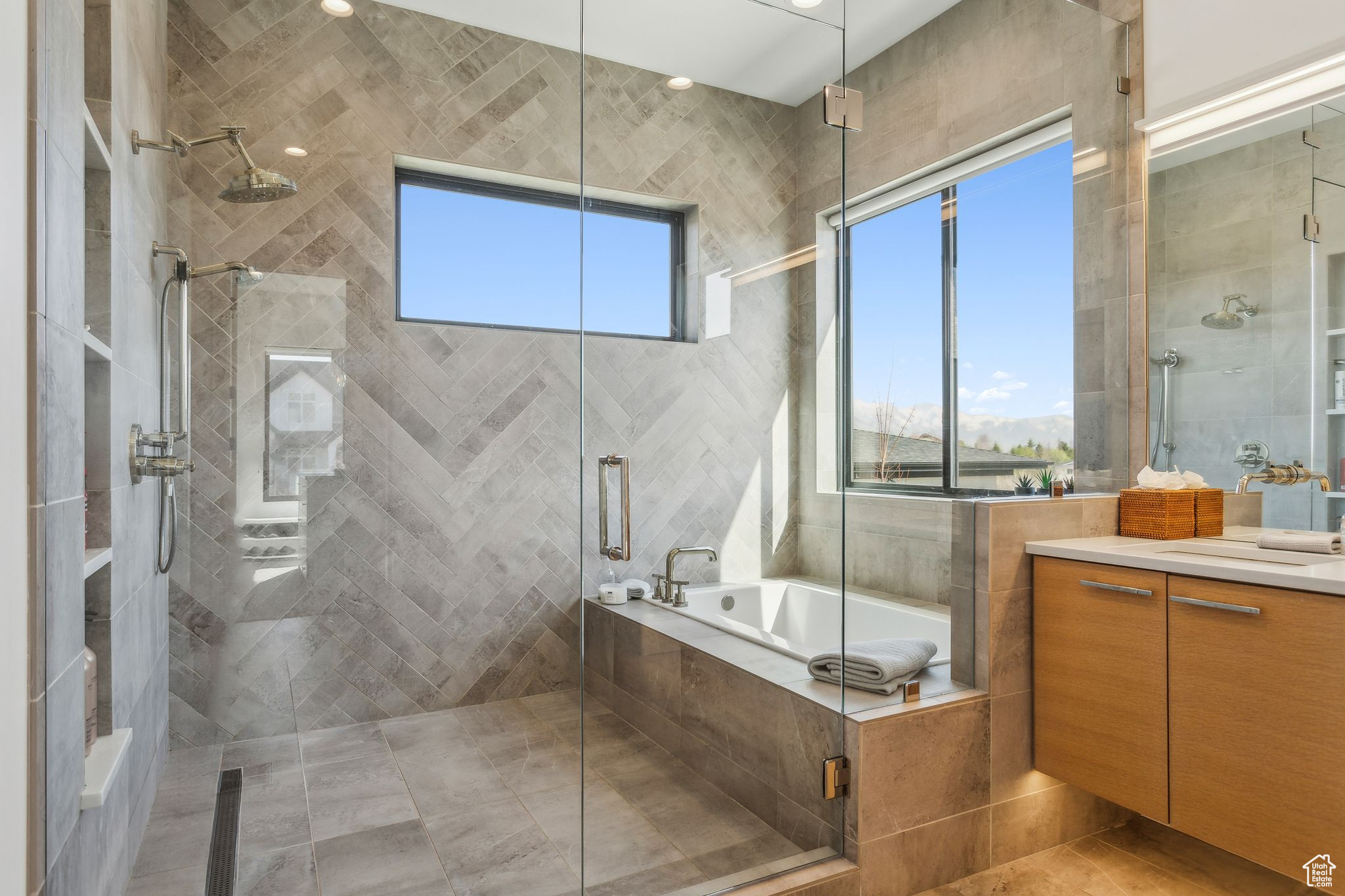 Highland, Utah 84003, United States, 4 Bedrooms Bedrooms, ,4 BathroomsBathrooms,Residential,Pending,110879