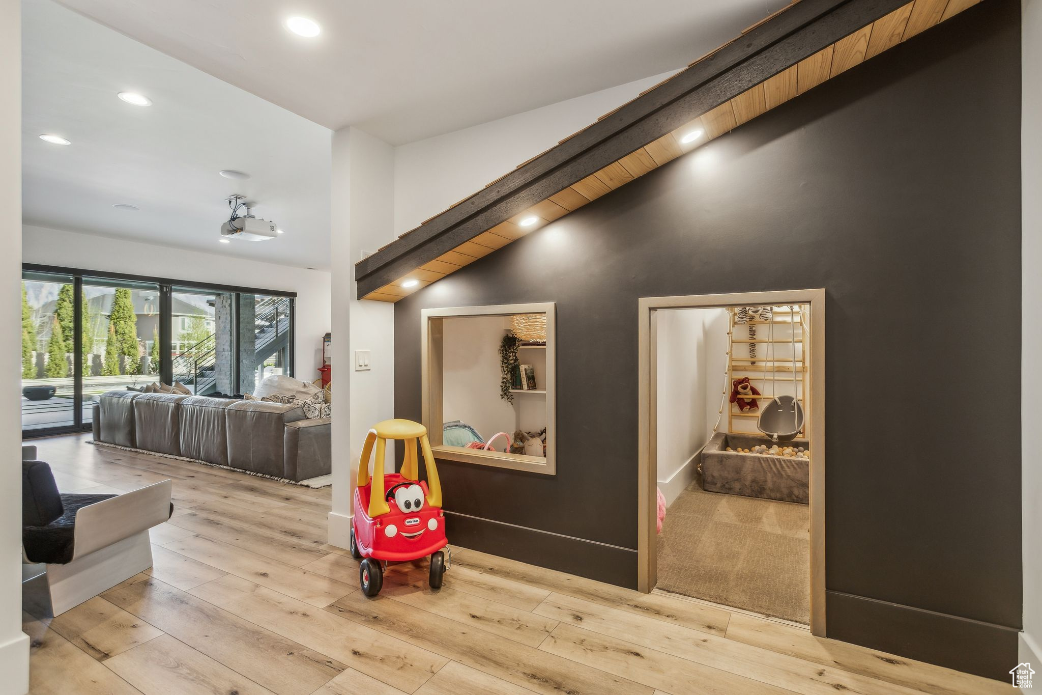 Highland, Utah 84003, United States, 4 Bedrooms Bedrooms, ,4 BathroomsBathrooms,Residential,Pending,110879