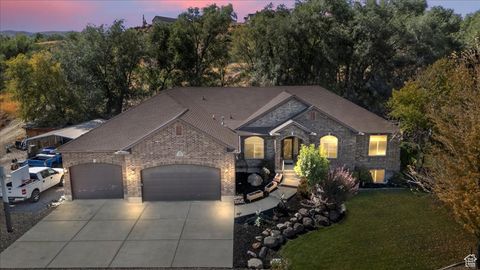 Photo of 1586 W ROCK HOLLOW DR, Bluffdale, UT 84065 (MLS # 2115588)