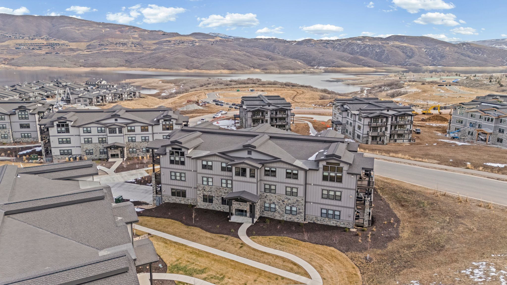 MAYFLOWER LAKESIDE - Residential