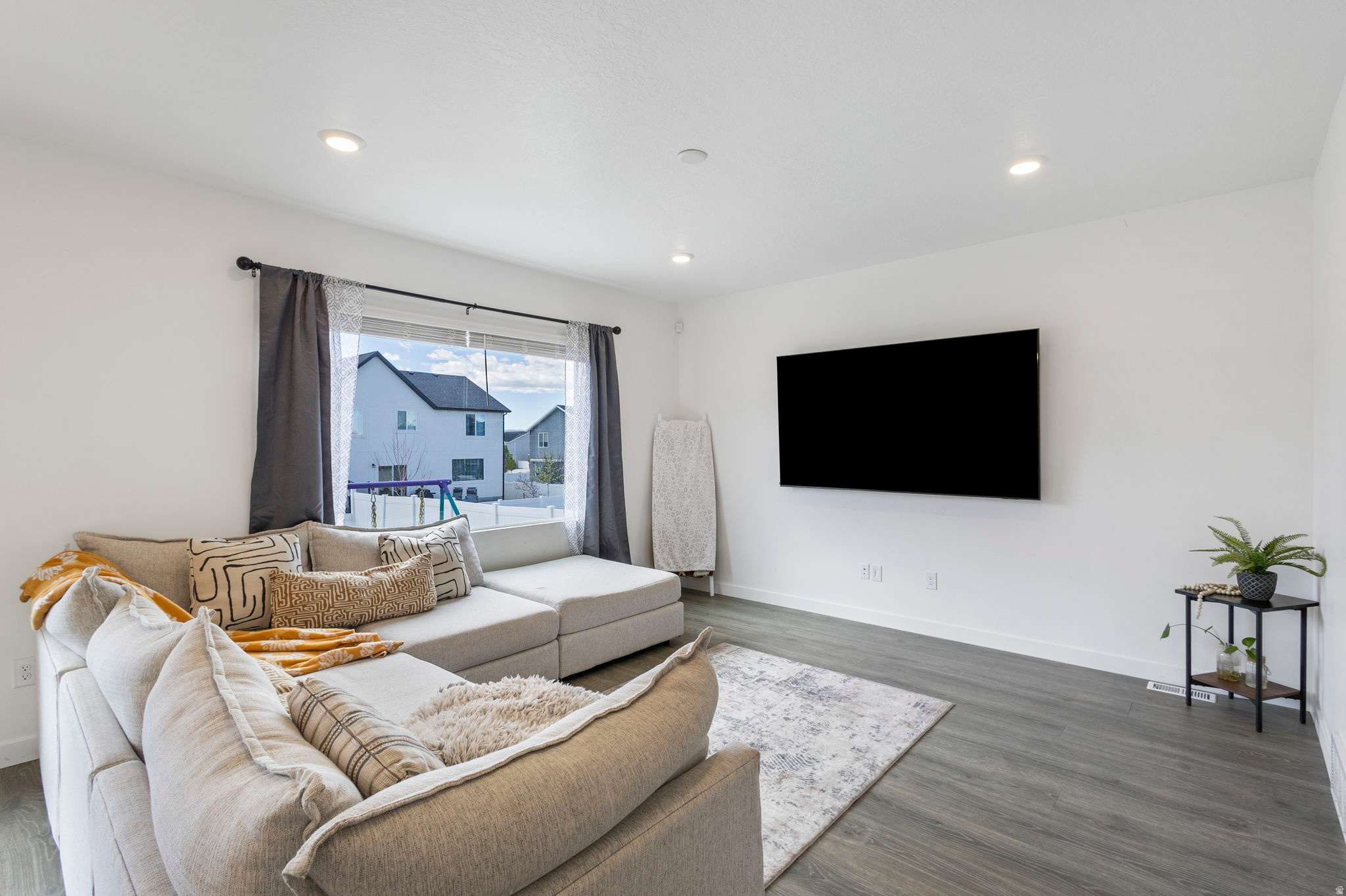 FOOTHILL VILLAGE - Residential