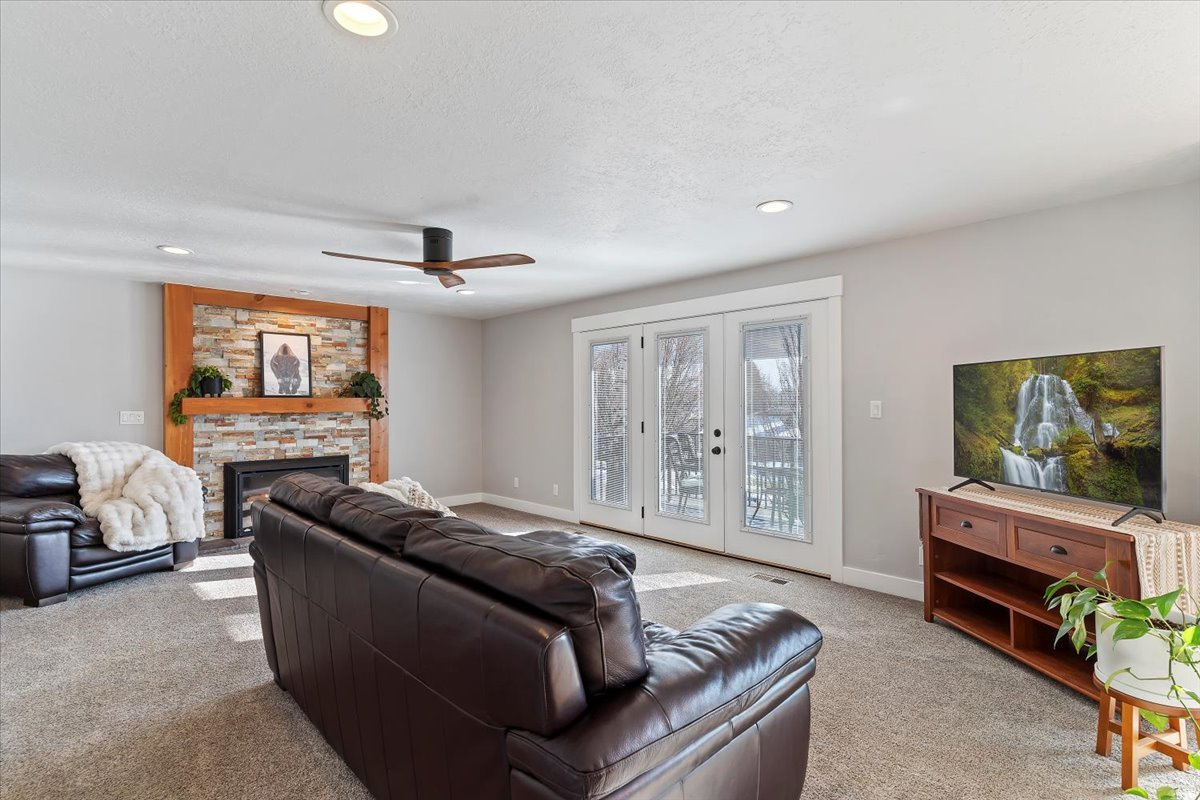 MT LOMOND EST - Residential