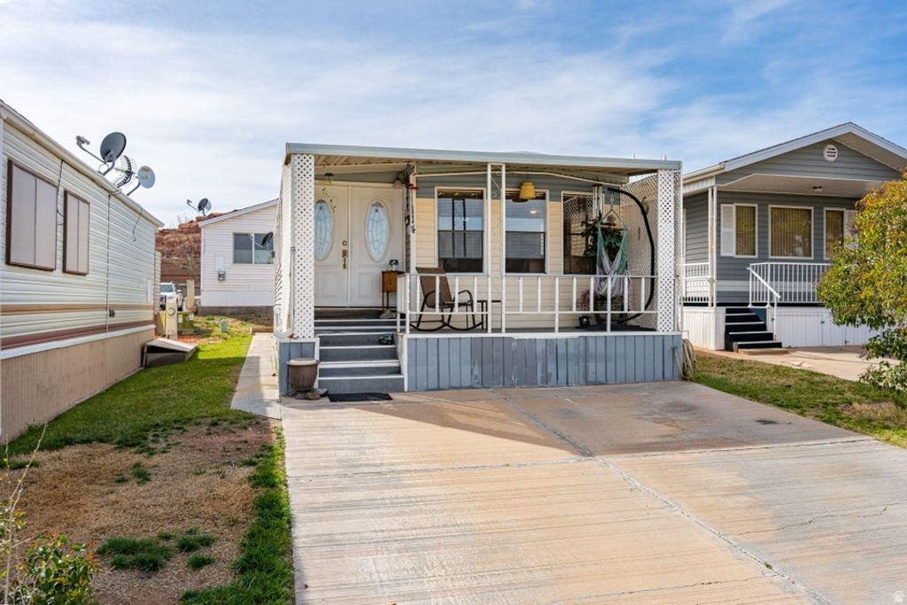 Photo of 1150 W RED PKWY #114, Washington, UT 84780 (MLS # 2144072)