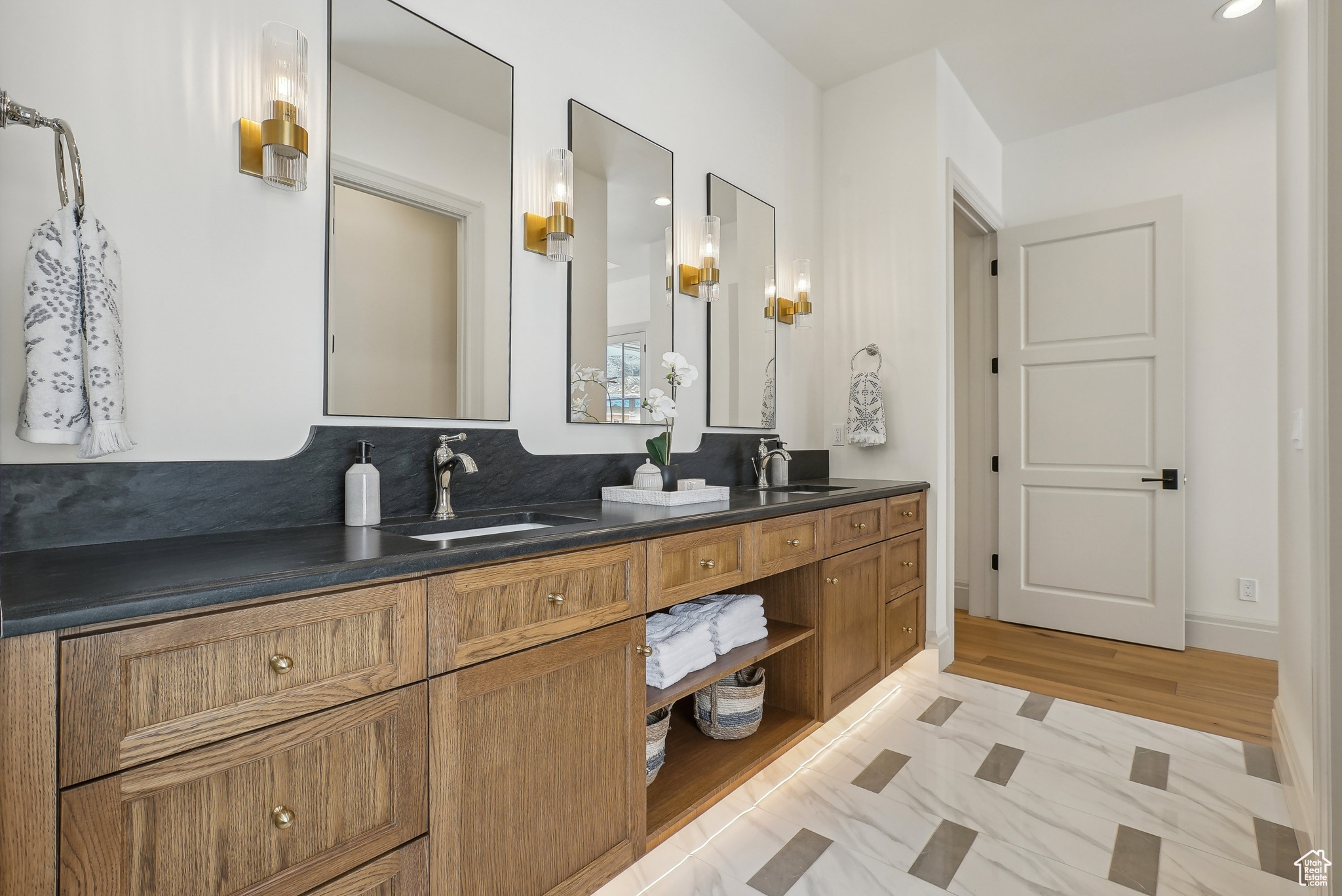 SADDLE RIDGE - Residential