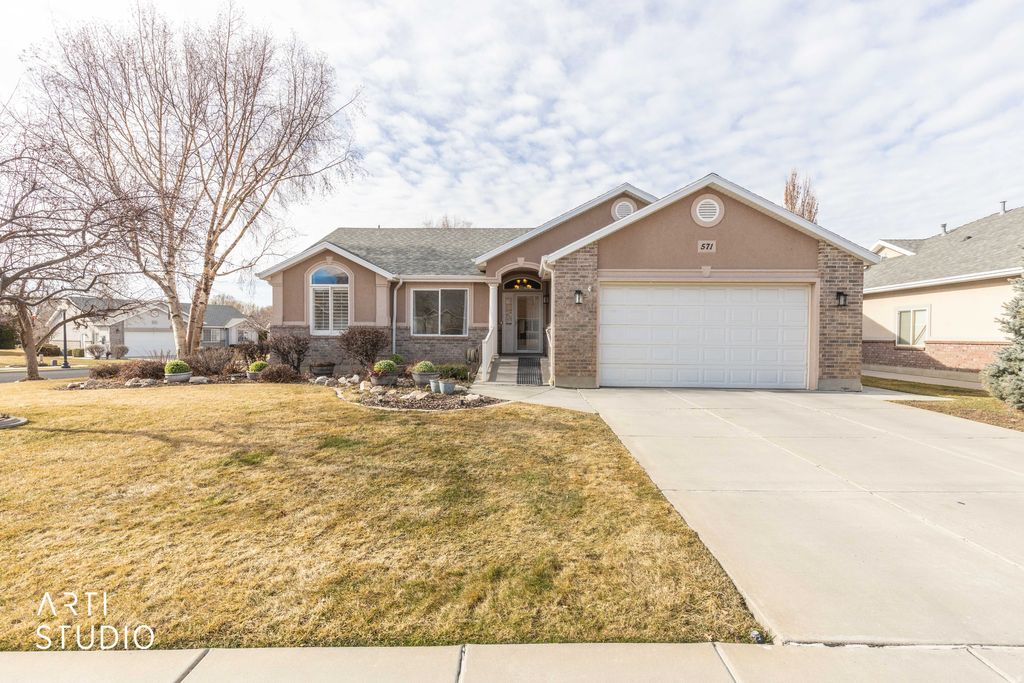 Photo for 571 E 2250 N, North Ogden, UT 84414 (MLS # 2140193)