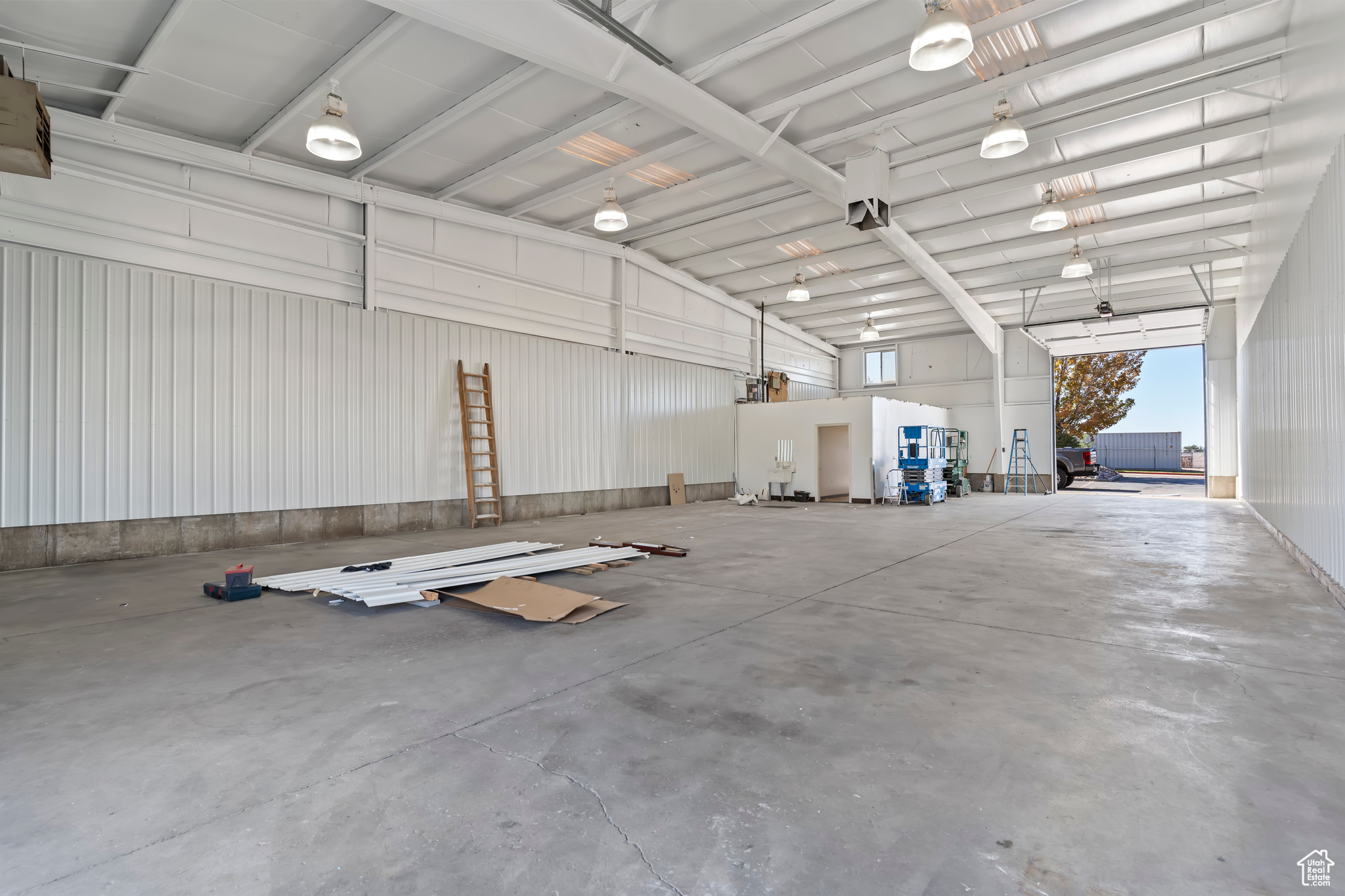 KAPP INDUSTRIAL PK - Commercial Lease