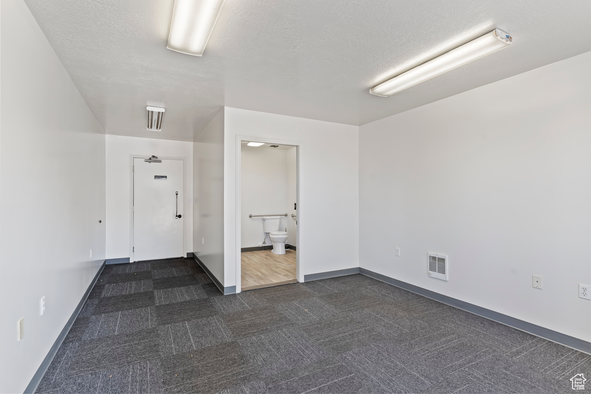 KAPP INDUSTRIAL PK - Commercial Lease