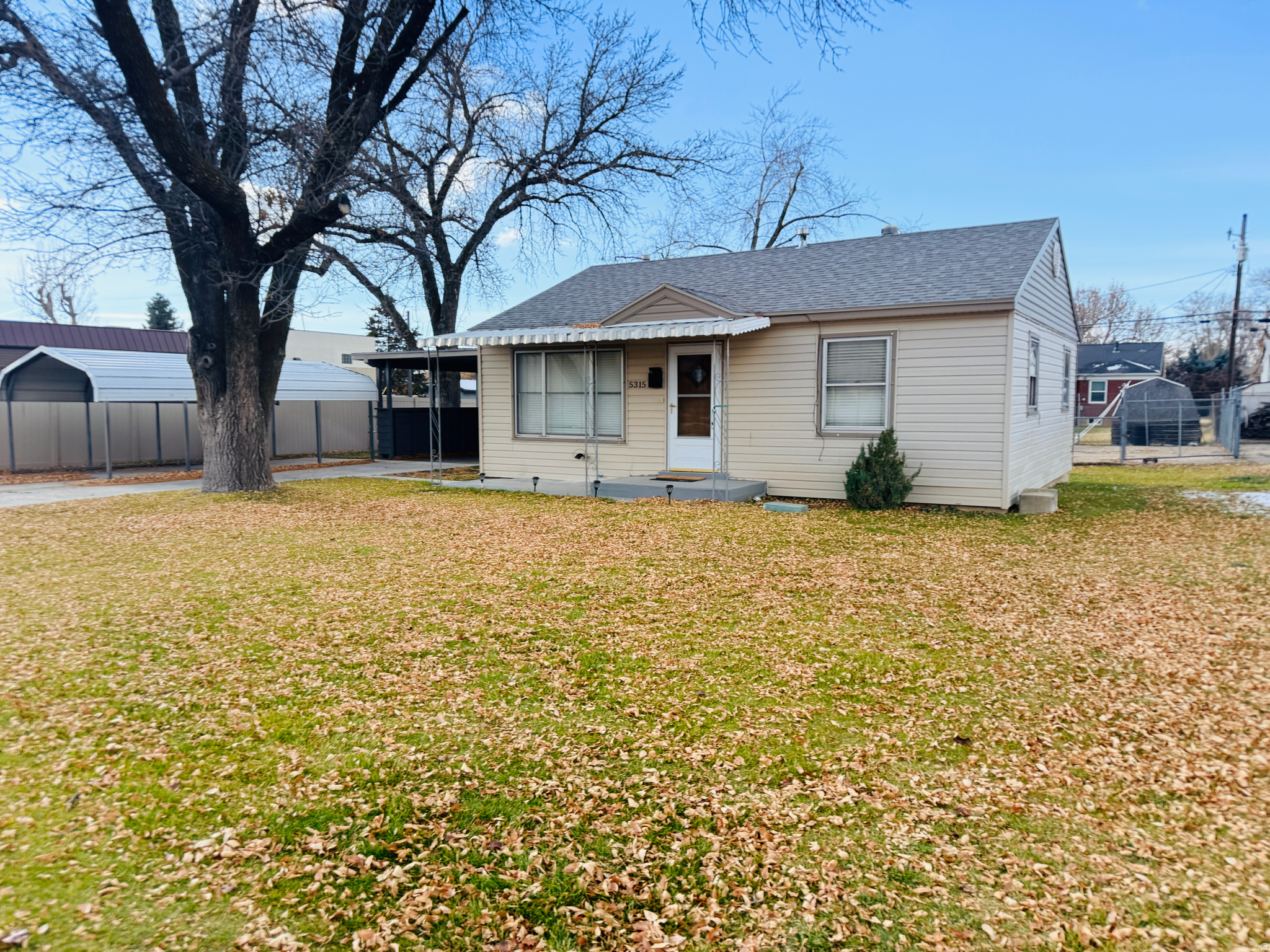 Main image without alt text