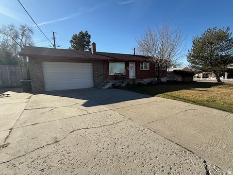Photo of 988 E PLATINUM WAY S, Sandy, UT 84094 (MLS # 2125667)