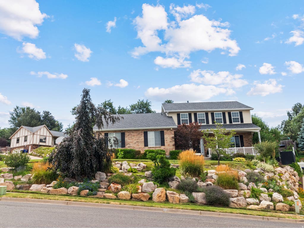 Photo of 557 S MOSS HILL DR, Bountiful, UT 84010 (MLS # 2173625)