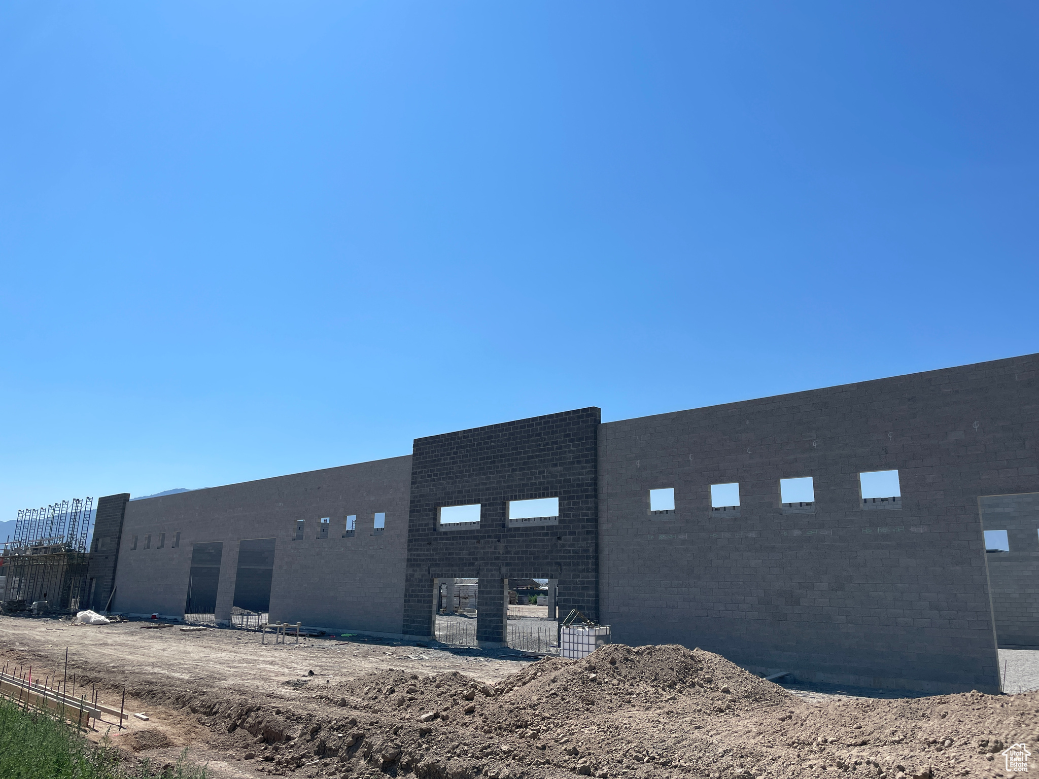 DB INDUSTRIAL - Commercial Lease