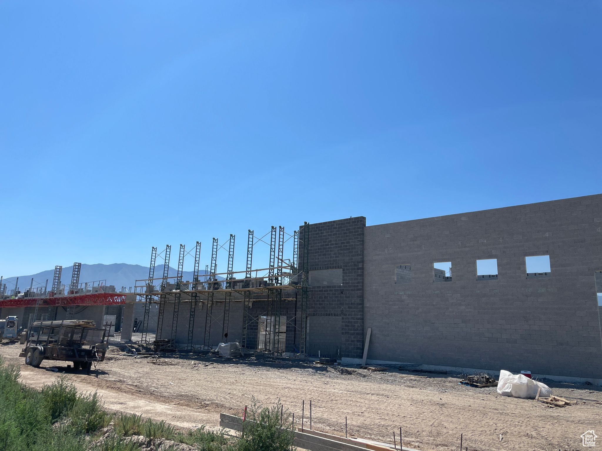 DB INDUSTRIAL - Commercial Lease