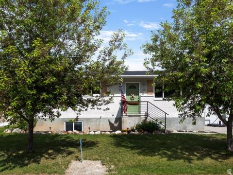 Photo of 660 N 420 W, Lehi, UT 84043 (MLS # 2155440)