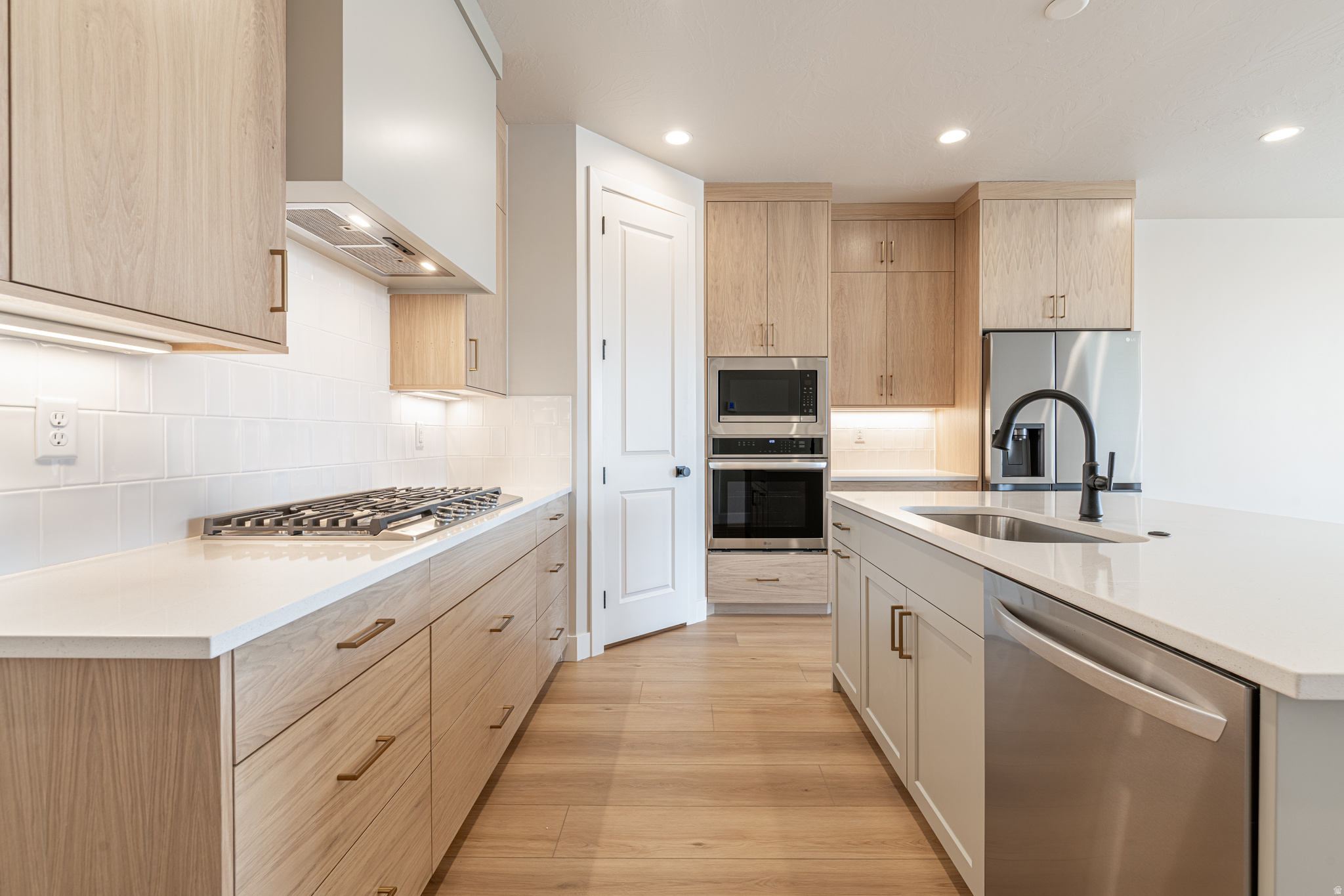 ATKINVILLE TOWNHOMES AT DESERT COLOR - Residential